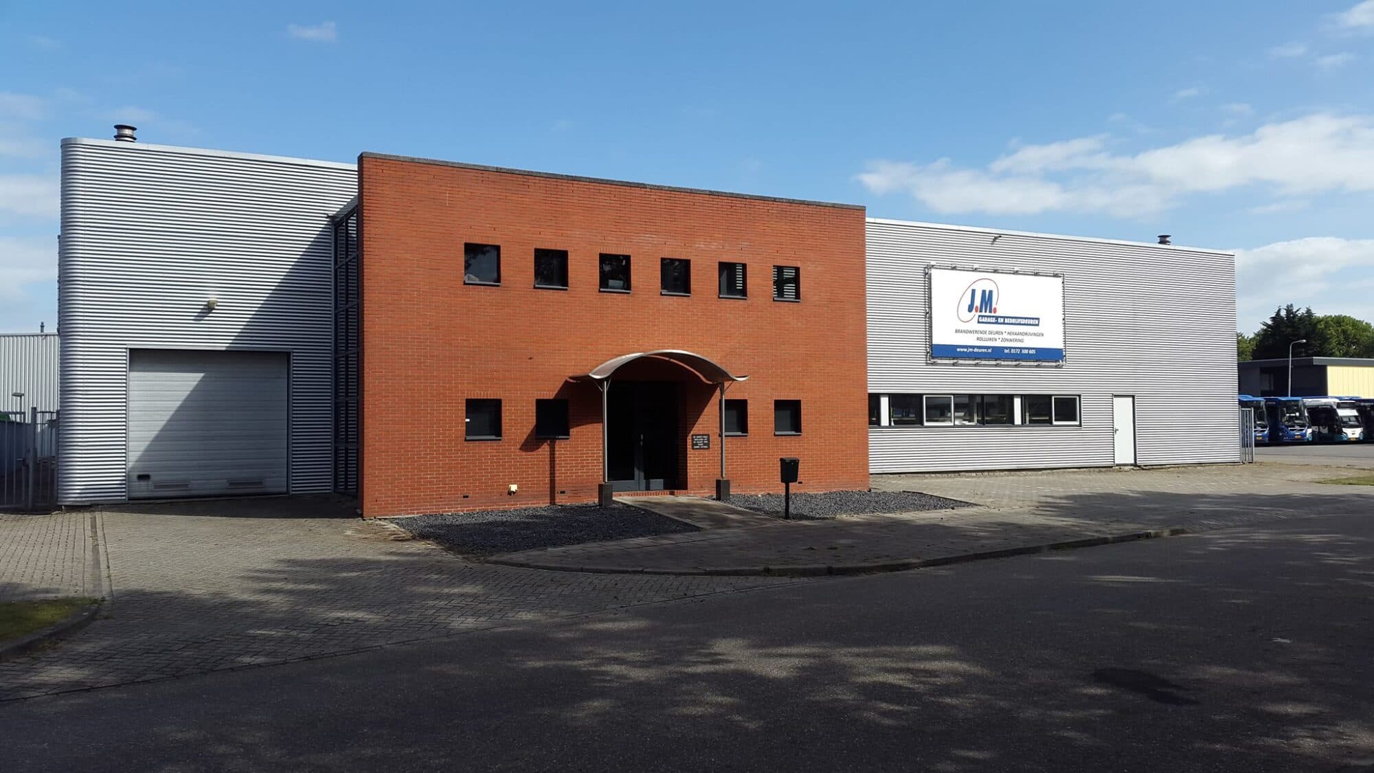 Het bedrijfspand van J.M. Garage- en Bedrijfsdeuren in Alphen aan den Rijn